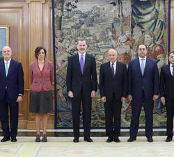Su Majestad el Rey junto a las delegaciones española y de la Liga de los Estados Árabes