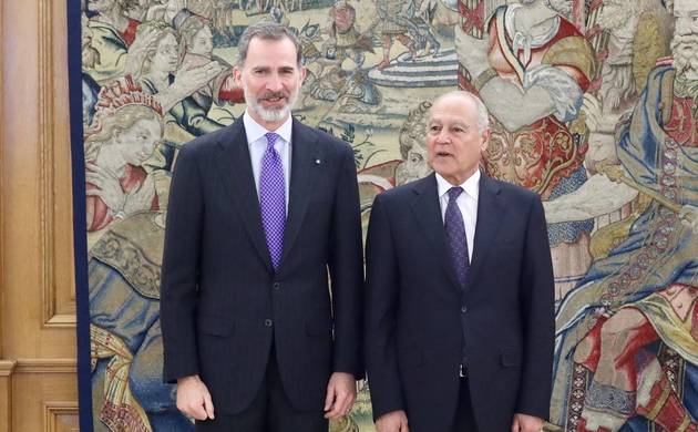 Su Majestad el Rey junto al secretario general de la Liga de los Estados Árabes, Ahmed Aboul Gheit
