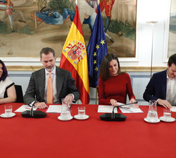 Sus Majestades los Reyes momentos antes comenzar la reunión