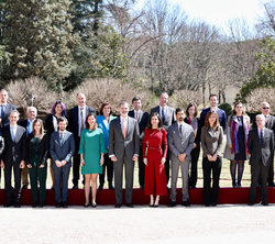 Sus Majestades los Reyes con los científicos asistentes al encuentro