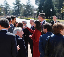 Sus Majestades los Reyes conversan con los científicos tras el encuentro