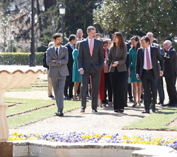 Sus Majestades los Reyes conversan con los científicos tras el encuentro