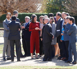 Sus Majestades los Reyes conversan con los científicos tras el encuentro