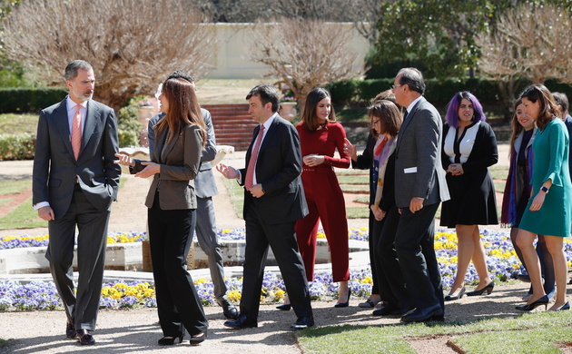 Sus Majestades los Reyes conversan con los científicos tras el encuentro 