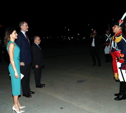 Sus Majestades los Reyes pasan revista a un piquete de honor en el Pabellón de Estado del Aeroparque Metropolitano Jorge Newbery de Buenos Aires