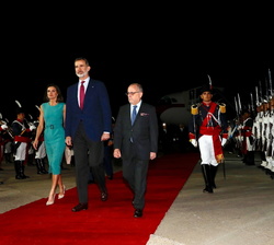 Sus Majestades los Reyes, acompañados por el ministro de Relaciones Exteriores y Culto de la Nación Argentina, Jorge Marcelo Faurie, en el cordón de h