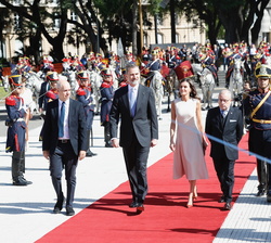 Sus Majestades los Reyes a su llegada al Monumento Libertador General San Martín para realizar una ofrenda floral