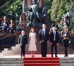 Sus Majestades los Reyes frente al Monumento Libertador General San Martín durante la interpretación del los Himnos Nacionales
