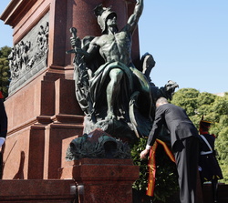 Su Majestad el Rey realiza una ofrenda floral ante el Monumento Libertador General San Martín