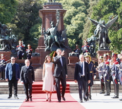 Sus Majestades los Reyes tras realizar una ofrenda floral ante el Monumento Libertador General San Martín