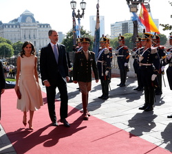 Sus Majestades los Reyes a su llegada a la Casa de Gobierno donde fueron recibidos oficialmente