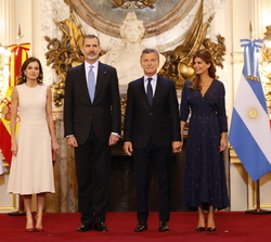 Sus Majestades los Reyes junto al Presidente de Argentina y la Primera Dama durante el recibimiento oficial