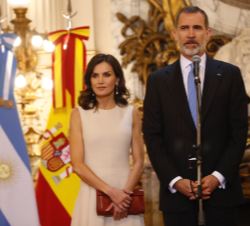 Su Majestad el Rey en presencia de Doña Letizia se dirige a la prensa durante la ceremonia de bienvenida
