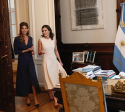 Su Majestad la Reina y la Primera Dama de Argentina momentos antes de la reunión