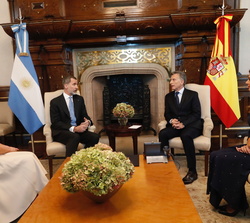 Sus Majestades los Reyes durante su encuentro con el Presidente argentino y su esposa