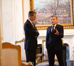 Su Majestad el Rey y el Presidente de Argentina durante su encuentro en la Casa de Gobierno
