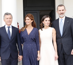 Don Felipe y Doña Letizia junto al Presidente Macri y su esposa momentos antes del almuerzo en la residencia Presidencial de Olivos