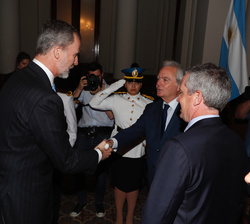 Don Felipe es recibido por el presidente provisional del Senado de la Nación Argentina, Federico Pinedo