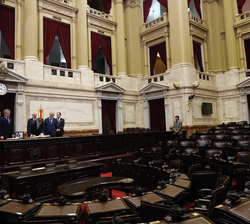 Vista general del hemiciclo durante la firma de Don Felipe en los libros de honor del Senado y de la Cámara de los Diputados