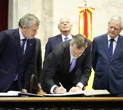 Su Majestad el Rey firma en los libros de honor del Senado y de la Cámara de los Diputados
