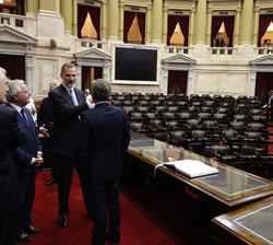 Don Felipe conversa en el hemiciclo con el presidente provisional del Senado de la Nación Argentina, Federico Pinedo y el presidente de la Cámara de D