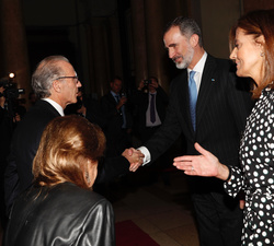 Su Majestad el Rey es recibido por el presidente de la Corte Suprema de Justicia, Carlos Rosenkrantz, a su llegada a la sede del Poder Judicial de la 