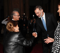 Su Majestad el Rey es recibido por la vicepresidenta de la Corte Suprema de Justicia, Elena Highton, a su llegada a la sede del Poder Judicial de la N