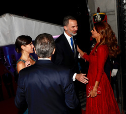 Sus Majestades los Reyes reciben el saludo de Sus Excelencias el Presidente y la Primera Dama de la República Argentina