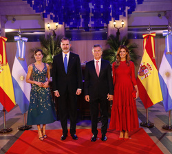 Sus Majestades los Reyes junto a Sus Excelencias el Presidente y la Primera Dama de la República Argentina