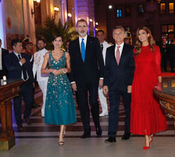 Sus Majestades los Reyes acompañados por Sus Excelencias el Presidente y la Primera Dama de la República Argentina