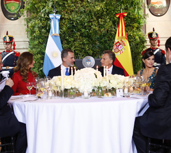 Sus Majestades los Reyes, acompañados por Sus Excelencias el Presidente y la Primera Dama de la República Argentina, en la mesa presidencial