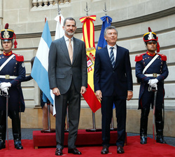 A su llegada Su Majestad el Rey es recibido por el presidente de la República Argentina, Mauricio Macri