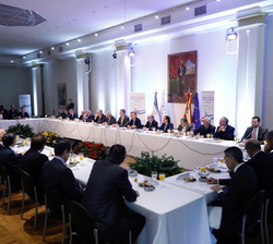 Vista general de la mesa de reunión