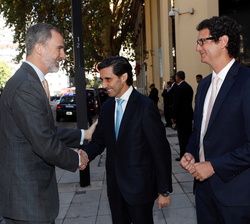 Su Majestad el Rey recibe el saludo del presidente ejecutivo de Telefónica, José María Álvarez-Pallete