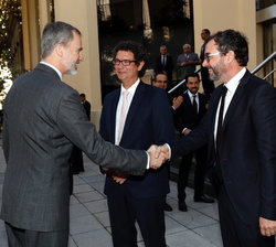 Su Majestad el Rey recibe el saludo del director general de la Fundación COTEC, Jorge Barrero