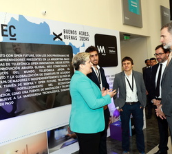 Don Felipe durante el recorrido por el stand de la startup patrocinada por Telefónica