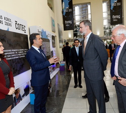 Don Felipe durante el recorrido por el stand de la startup patrocinada por Fundación La Caixa