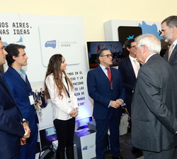 Don Felipe durante el recorrido por el stand de la startup patrocinada por Everis