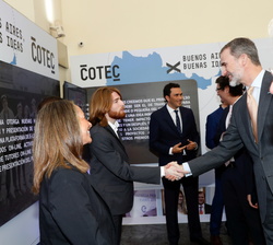 Don Felipe durante el recorrido por el stand de la startup patrocinada por BBVA Francés