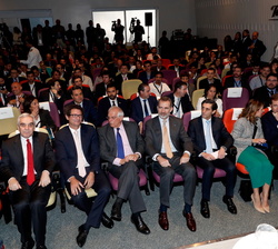 Su Majestad el Rey en la primera fila de asientos junto con el resto de personalidades y autoridades asistentes al encuentro