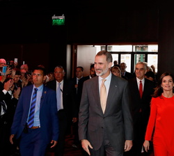 Sus Majestades los Reyes a su llegada a "La Rural" donde recibieron a una representación de la Colectividad española residente en Buenos Air