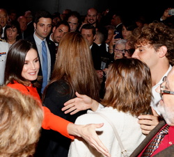 Doña Letizia recibe el saludo del público asistente a la recepción