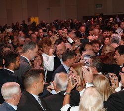 Su Majestad el Rey conversa con los representantes de la colectividad española en Buenos Aires asistentes al acto
