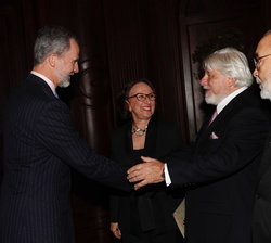 Don Felipe es saludado por el Presidente del Congreso Judio Latinoamericano, Adrián Werthein