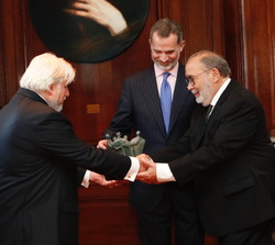 Adrián Werthein y Saúl Gilyich hacen entrega a Su Majestad el Rey del "Premio Shalom"