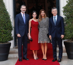 Don Felipe VI y Doña Letizia junto al presidente argentino, Mauricio Macri y la primera dama, Juliana Awada antes de la Recepción oficial en su honor