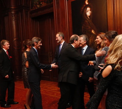 Sus Majestades los Reyes, junto al Presidente de la República Argentina y Primera Dama, son saludados por autoridades argentinas y españolas