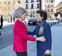 A su llegada, Su Majestad la Reina Doña Sofía recibe el saludo de la presidenta de la Fundación Albéniz y directora de la Escuela Superior de Música R