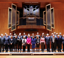 Su Majestad la Reina Doña Sofía acompañada por los Patronos de la Escuela Superior de Música Reina Sofía