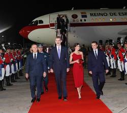 Sus Majestades los Reyes recorren el cordón de Honor, tras su llegada y recibimeiento